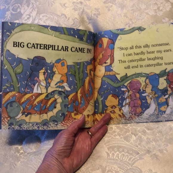 THE CATERPILLOW FIGHT by Sam McBratney - SCHOLASTIC CHILDREN BOOK - #263 - Picture 7 of 9